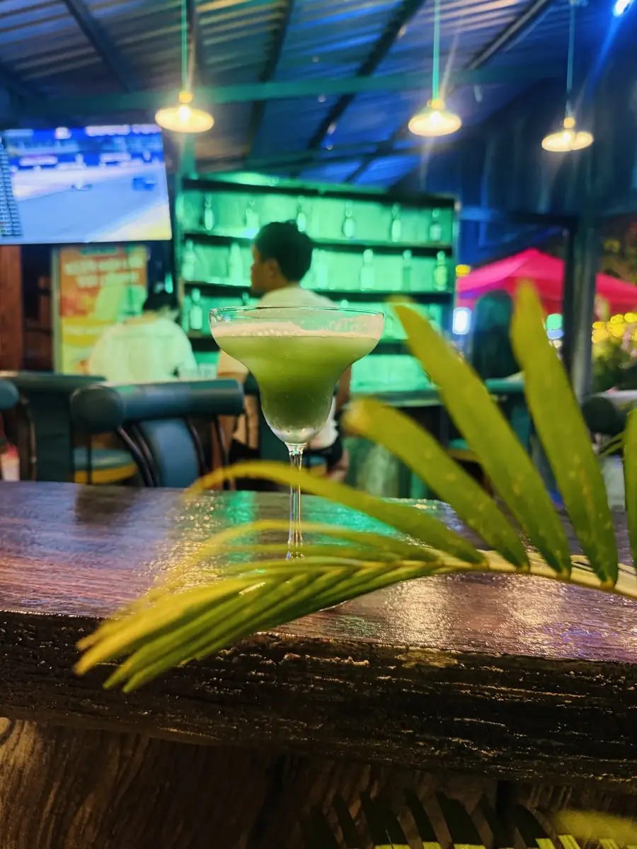 Ly cocktail cam tại quầy bar Gánh Ngon