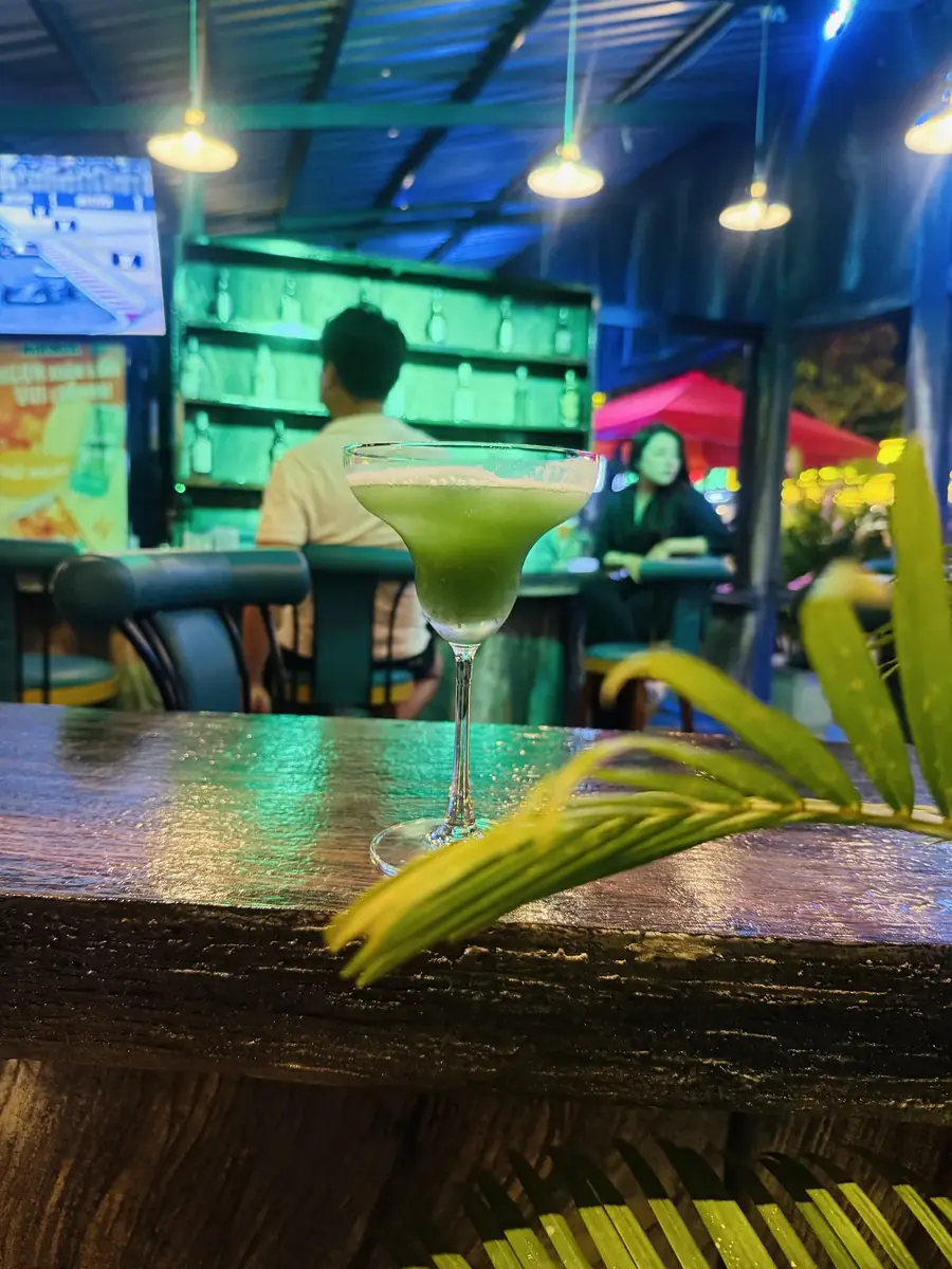 Ly cocktail tại quầy bar Gánh Ngon