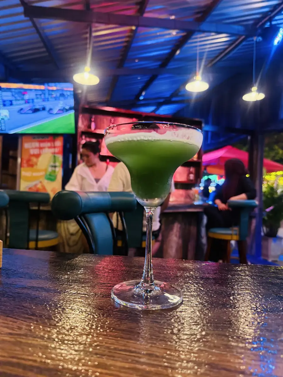 Ly cocktail tối màu tại quầy bar Gánh Ngon