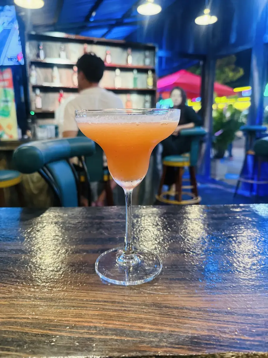 Ly cocktail xanh dương tại quầy bar Gánh Ngon