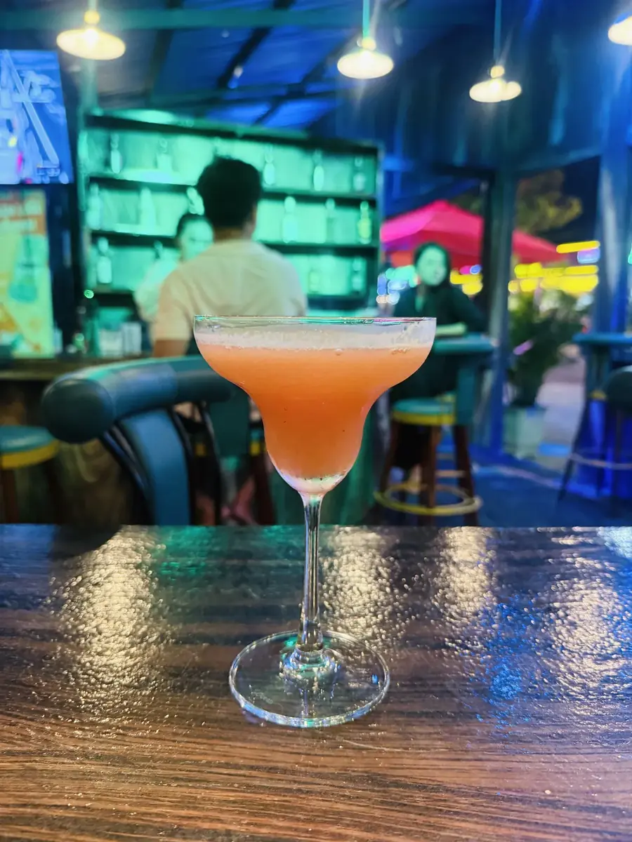 Ly cocktail xanh tại quầy bar Gánh Ngon