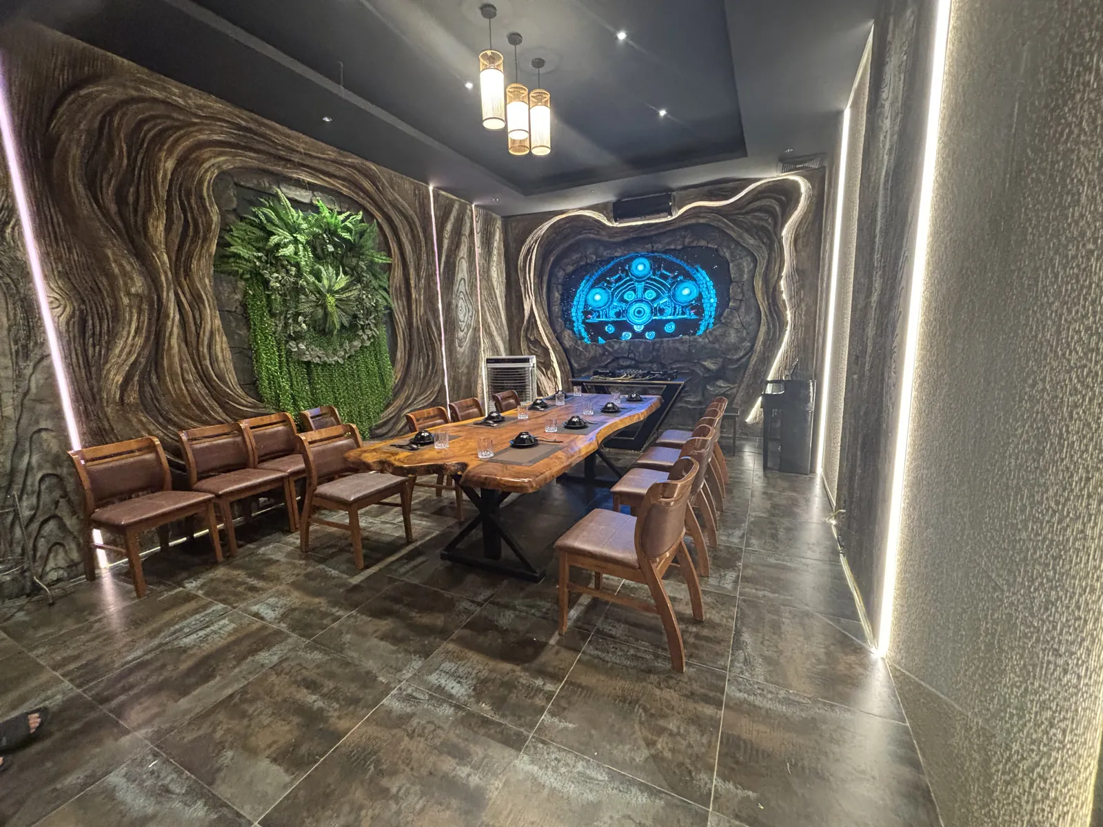 Phòng VIP 02 tại Gánh Ngon: vách đèn LED xanh và bàn gỗ dài