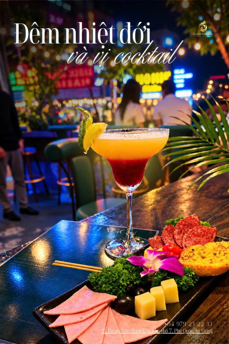 Cocktail nhiệt đới và đĩa cold cut tại quầy bar ngoài trời Gánh Ngon về đêm