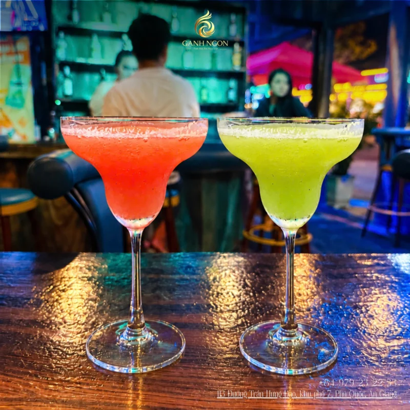 Hai ly cocktail đá xay đỏ và xanh tại quầy bar Gánh Ngon Phú Quốc