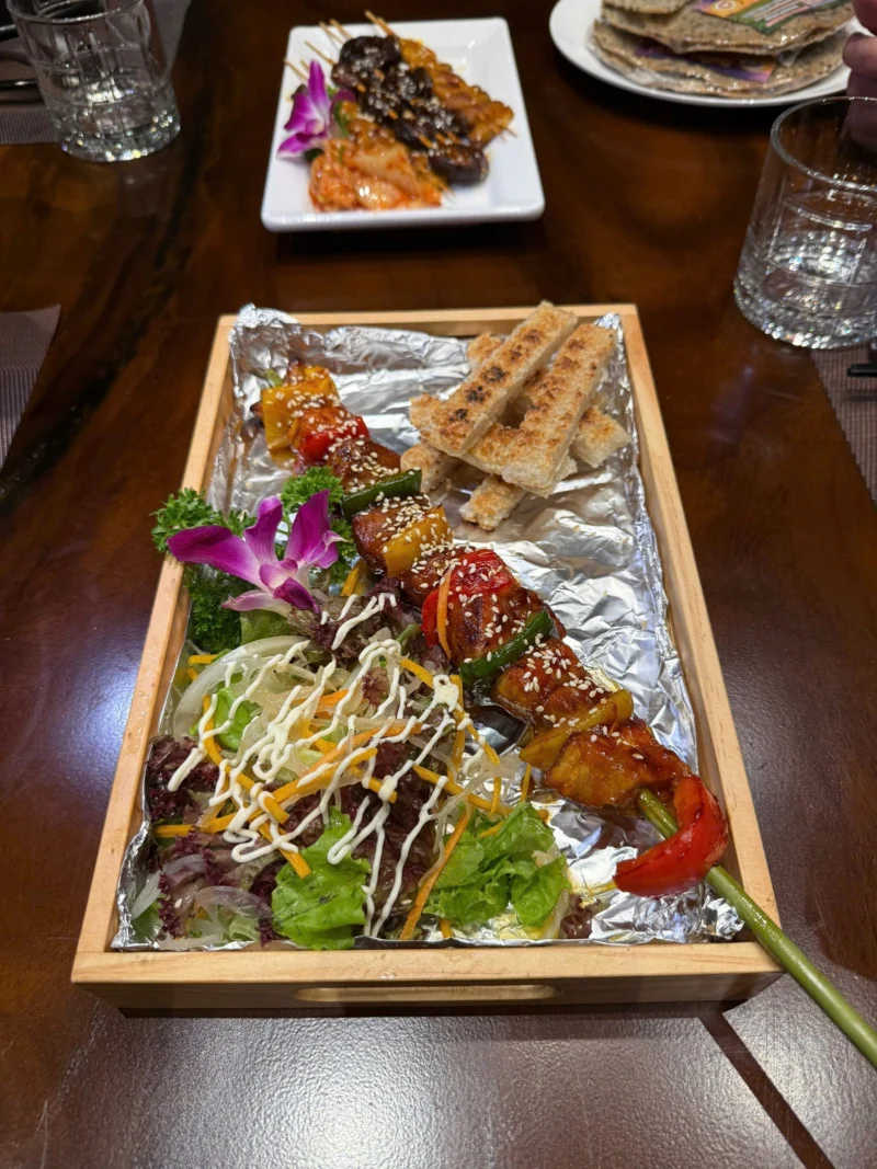 Thịt xiên nướng rau củ ăn kèm salad tại Gánh Ngon