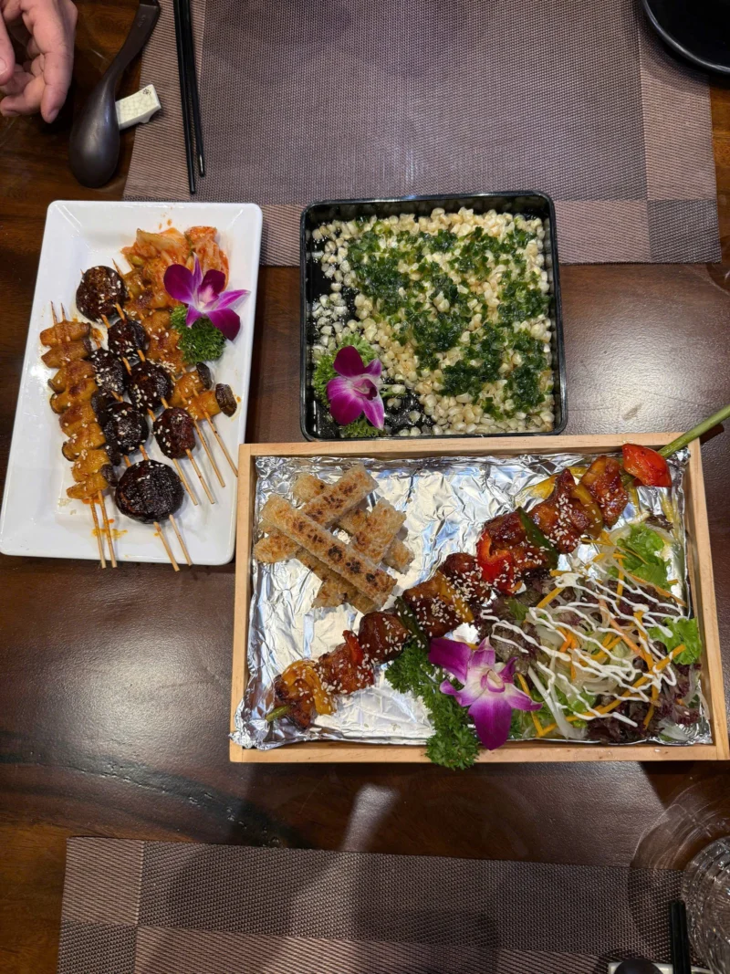 Mâm xiên nướng BBQ rau củ, bắp mỡ hành và nấm nướng tại Gánh Ngon Phú Quốc
