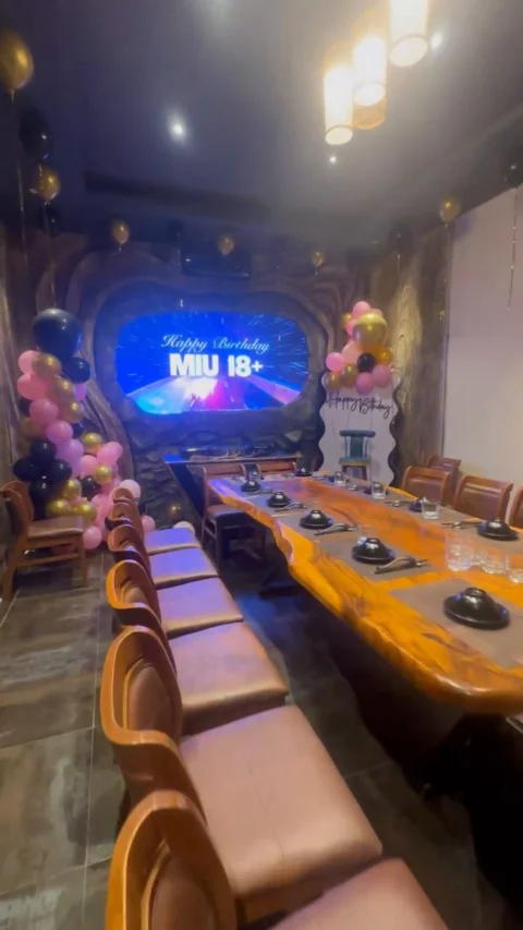 Phòng VIP Gánh Ngon với màn hình chúc mừng sinh nhật